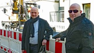 Bauamtsleiter Joachim Aurisch (r.) mit Diplomingenieur Adolf Eiling vom gleich-namigen Ingenieurbüro in Heidelberg, der die Bauüberwachung leitet.
