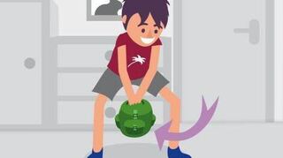 Dieses Training lehnt sich an die Kettlebellswings an, eine sehr effektive Bein-, Gesäß- und Rückenübung. Stellt euch gerade und aufrecht hin, haltet euren Rucksack oben an der Schlaufe und hebt ihn mit gestreckten Armen vom Boden ab.