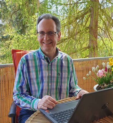 Bürgermeister Dr. Ralf Göck hat sein Homeoffice auf dem Balkon.