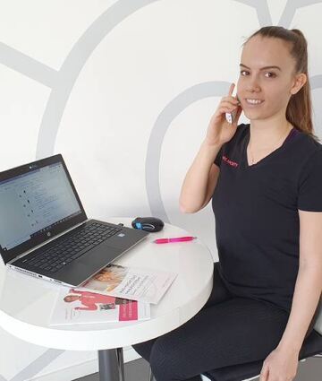Die Trainerin und duale Studentin Lena Frei unterstützt ihre Mitglieder am Telefon und online.