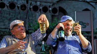<p>Comedy und coole Musik: "Spitz & Stumpf" (links) und die "Anonyme Giddarischde" begeisterten das Publikum beim Pfälzer Abend im Domgarten</p>