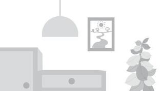 Wir führen mit den Armen Halbkreise aus, bis sich die Arme gestreckt an den Oberschenkeln befinden. Bei dieser Übung ist es auch möglich, nur eine Wasserflasche zu verwenden und diese hinter dem Rücken und vor dem Kopf zu übergeben.