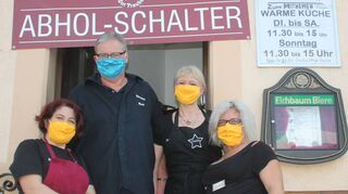 Das Team der Zauberküche im Gasthaus „Zur Traube“ erntet viel Lob von den Gästen, die mittags ihre frisch zubereiteten Speisen abholen.