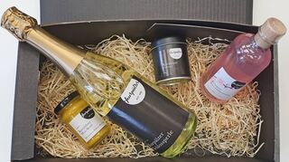 Das Päckchen für Mama: Mit Sekt, Kirschblütentraum, Woi-Senf und einem Gwerz für Kurpälzer Spezialitäten.