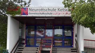 Ein neues Wegekonzept in der Schule unterstützt die Abstandsregelungen ab Montag: Rechts ist der Eingang, links der Ausgang.