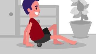 Um die Gesäßmuskulatur mit dem Faszienball zu bearbeiten, setzt man sich am besten mit einer Seite des Gesäßes auf dem Ball ab. Wer keinen Faszienball hat, greift zu einem Tennisball.