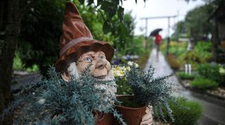 Ein Gartenzwerg mit zwei Blumentöpfen steht in einem Schrebergarten eines Kleingartenvereins und begrüßt alle Besucher mit einem fröhlichen und breiten Grinsen. Was der eine liebt, ist für den anderen die wahr gewordene Spießigkeit. Kleingärten sind heute jedoch nicht nur etwas für „alte“ Leute.