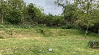 Die Luft ist raus: Ein Ball liegt auf der leeren Wiese auf dem Gelände der Naturfreunde, wo die „Zapgang“ am letzten Juni-Wochenende gespielt hätte.