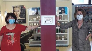 Im „Friseurshop Cem“ in der Hildastraße weisen Inhaberin Nurdan Akyol (l.) und ihre Schwester Nuray Edepoli auf die Hygieneregeln hin.