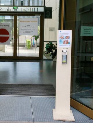 Im Eingangsbereich der Carl-Theodor-Schule ist erst einmal Händedesinfizieren angesagt.