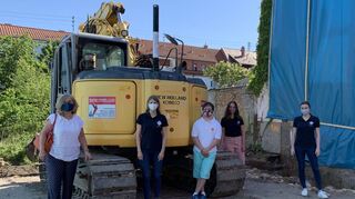 Pro-Down-Vorsitzende Gisela Wrensch freut sich mit Julius Demuth (3. v. l.) über die Unterstützung der Leo-Präsidentin Luisa Sterkel, Franziska Demuth und Anna Muth für das Wohnbauprojekt in der Schützenstraße.