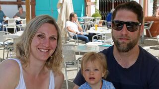 Kaffeehaus: Steffi und Daniel Günter mit Rosa freuen sich, wieder rauszukommen.