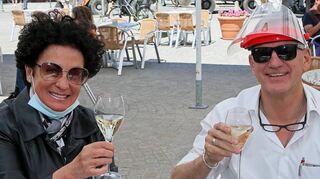 Walzwerk: Barbara Klimpel und Gerhard Merl stoßen mit Sekt an.