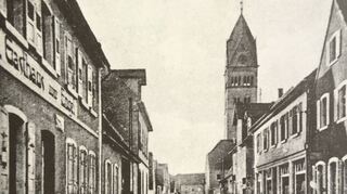 Auf diesem Bild der Schwetzinger Straße von Mitte der 1930er Jahre sind die Schienen der Straßenbahn gut zu erkennen.