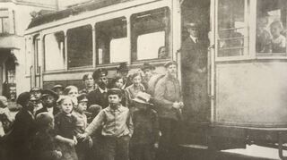 Die Straßenbahnlinie bestand von 1910 bis 1938. Hier ist der dichtumlagerte Haltepunkt am Enderleplatz im Jahr 1917 abgebildet.