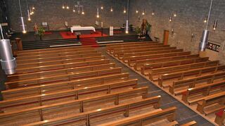 Der Bodenbelag unter den Kirchenbänken wurde erneuert und die Bänke somit auf ein Podest gesetzt. Sie stehen nicht mehr auf dem kühlen Boden.