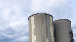 Die Bagger stehen bereit, Gerüste sind neben den Türmen aufgebaut: Seit Anfang Mai läuft der Abriss der Silos, der nach aktuellem Stand 1,2 Millionen Euro kosten soll. Derzeit werden Putz und Dämmung entfernt.