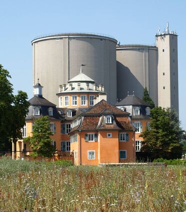 Kein „historisches Ensemble“: Die gewaltigen Silos überragen die 1724 errichtete Eremitage.