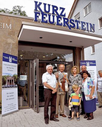 <p>Über die Einweihung des Bestattungshauses Kurz-Feuerstein freuten sich Gernot Kurz, Bürgermeister Dieter Mörlein, Verena Kurz-Feuerstein mit Söhnchen Aiden John, Architekt Hans Jörg Maier und Gertraud Kurz-Feuerstein.</p>