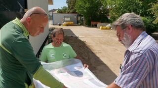 Dragan Ivancevic (v. l.) und Sergan Mustafa von der Firma Gramenz prüfen mit Ortsbaumeister Hans Keilbach den Bauplan für die Außenanlagen.