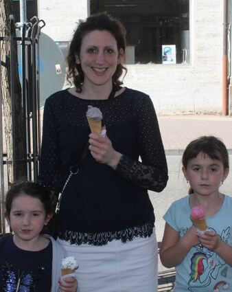 Mutter Simone hat Noemi (l.), Felicia und sich ein Eis gegönnt.
