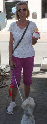 Stephanie Lindemann mit ihrem Hund vor der Gelateria.