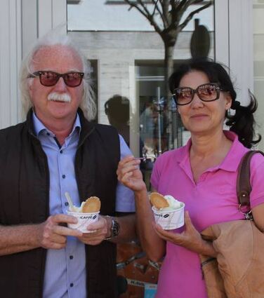 Das Ehepaar Conni und Hans-Joachim Neuber genießt das Eis.