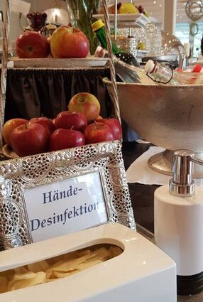 Gehört in Corona-Zeiten mit ans Buffet: Desinfektionsmittel und Handschuhe.