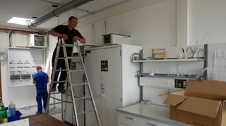 Die Handwerker kümmern sich im frisch sanierten naturwissenschaftlichen Trakt um die letzten Installationen.
