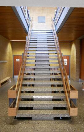 Die Holzdecken werden entfernt und die Treppen mit Rauschutzwänden gesichert.
