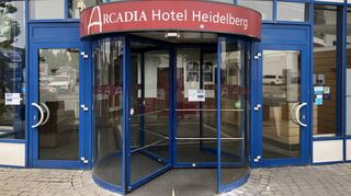 Die Drehtür gesperrt, die Lobby verwaist. Das „Arcadia“-Hotel Heidelberg, das aber in Schwetzingen steht, ist definitiv endgültig geschlossen.
