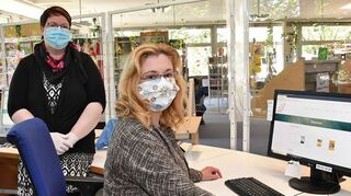 Bibliotheksleiterin Elisabeth Klett (l.) und Bürgermeisterin Patricia Rebmann freuen sich über die Möglichkeiten des neuen Internetauftritts.