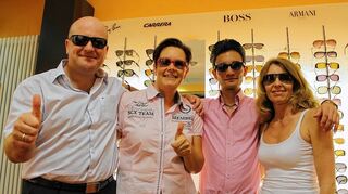 <p>Margit Baumeister (l.) ließ sich von Petra Kaltschmitt beraten. Bärbel Lonczyk (M.) machte Schnäppchen. Das "Pro-Optik-Team" mit Matthias Filipp, Monique Filipp, Frobel Grigoryan und Barbara Bieller (r., v. l.) war mit Spaß dabei.</p>