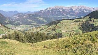 Was für eine Aussicht! Unterwegs auf einem der ausgezeichneten Mountainbikewege in der Ferienregion Wilder Kaiser.