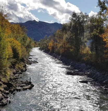 Auf der zumeist flachen Strecke der Kaiserradrunde queren die Radfahrer unter anderem den Fluss Ache.