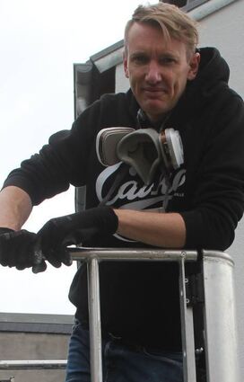 Hendrik Beikirch auf der Hebebühne.