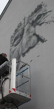 Hendrik Beikirch fertigt ein riesiges Wandgemälde in Schwetzingen an.