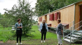 Die Initiatorinnen der Waldgruppe und ihre Chefin im Außenbereich: Laura-Romana Adler (v. l.) und Saskia Luksch mit Roselinde Zeilfelder (Leiterin Villa Pusteblume). Die neue Waldgruppe des kommunalen Kindergartens Villa Pusteblume kann vermutlich ab Juli ihr großes Außenareal samt neuer „Bauwagen“ beim Obst- und Gartenbauverein nutzen.
