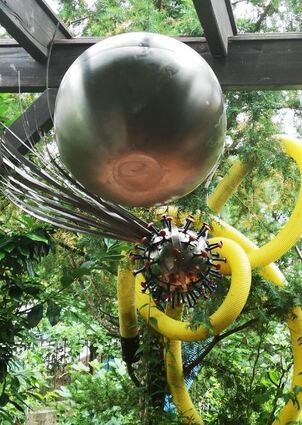 Ein Werk von Winfried Rauscher zum Thema Corona wird in der Galerie in der Römerstraße ausgestellt.