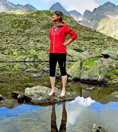 Wanderführerin Monika Mitterwallner kennt einen guten Platz, um die heiß