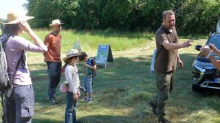 Dr. Norbert Sälzler (r.) und Guido Moch (2. v. r.) von der Jägervereinigung erläutern mit Exponaten die hier lebenden Wildtiere.