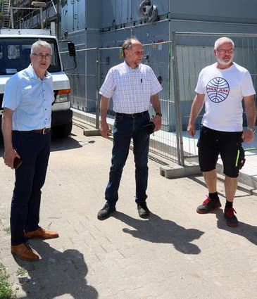Bürgermeister Uwe Grempels, Ortsbaumeister Hubertus Zahn und Hausmeister Thomas Röchert vor Ort auf der Baustelle.