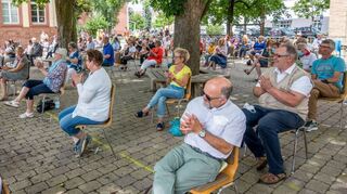 Die Gottesdienstbesucher spenden großen Beifall und danken allen Helfern, die zum Gelingen beigetragen haben.