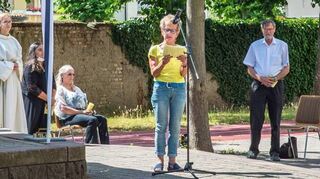 Mit dem gebotenen Abstand: Die Vertreter der Kirchengemeinden stellen ihre verschiedenen Solidaritätsprojekte vor.