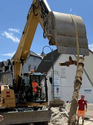 Ein Bagger transportiert die alte Gasleitung ab.