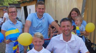 Diese Vereinstradition wird es 2020 nicht geben: Fischerkönig Christian Klefenz (vorne) mit Sohn Kai (2. Jugendprinz), dahinter Ex-Fischerkönig Manuel Krieger mit seiner Frau Tina (l.) und Emily Petlusch, die Nick Krieger hält, bei der Abholung des Regenten im vergangenen Jahr.