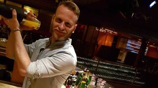 Christian ist Barkeeper in der Music Hall Oppau. Er leitet online an, wie Cocktails gemixt werden.