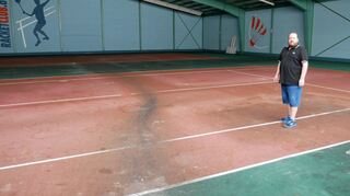 Schwarze Spuren und Schimmel im Boden: Matthias Vogel in der Tennis- und Badmintonhalle.