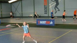 Die sechsjährige Iona Muir 2013 bei ihren ersten Schlägen im Racketclub.