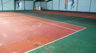 Der Boden der Badmintonhalle ist verschimmelt und verdreckt.